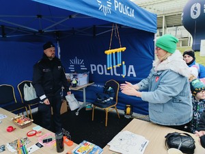 Zdjęcie przedstawia policjanta oraz osoby biorące udział w konkursach