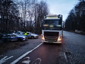 Zdjęcie przedstawia policjantów drogówki podczas działań trzeźwość