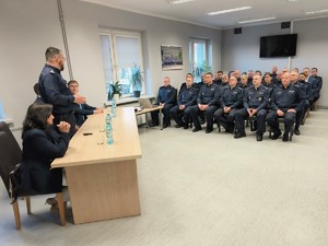 Zdjęcie przedstawia policjantów podczas narady