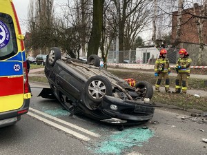 Zdjęcie przedstawia pojazd biorący udział w zdarzeniu oraz karetkę pogotowia