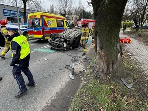 Zdjęcie przedstawia służby będące na miejscu zdarzenia