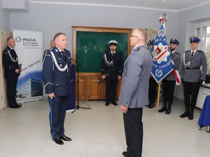 Zdjęcie przedstawia meldunek Komendantowi Wojewódzkiemu