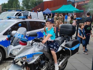 Zdjęcie przedstawia dziecko na motocyklu