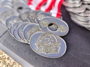 Zdjęcie przedstawia medale dla uczestników