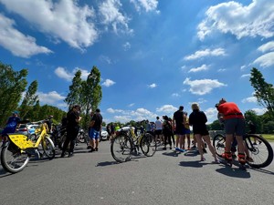 Zdjęcie policjantów rozmawiających przed biegiem