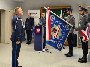 Zdjęcie przedstawia Komendanta Wojewódzkiego przez sztandarem