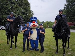 Zdjęcie przedstawia patrol konny, policjantów oraz Sznupka