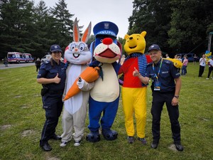 Zdjęcie przedstawia policjantów oraz maskotki biorące udział w festynie