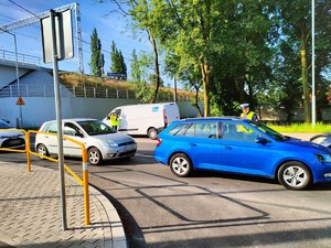 Zdjęcie przedstawia policjantów podczas kontroli trzeźwości