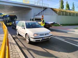 Zdjęcie przedstawia policjanta podczas kontroli trzeźwości