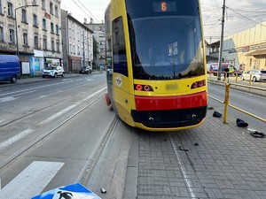 Zdjęcie przedstawia tramwaj biorący udział w zdarzeniu