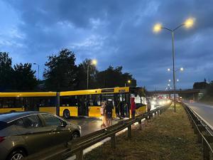 Fotografia przedstawia autobus blokujący ruch na drogowej trasie średnicowej.