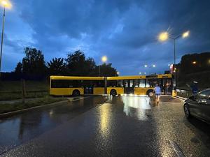 Fotografia przedstawia autobus blokujący ruch na drogowej trasie średnicowej.