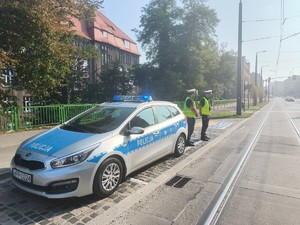 Zdjęcie przedstawia policjantów w rejonie szkoły