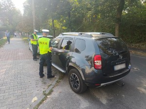 Zdjęcie przedstawia policjantów podczas kontroli drogowej