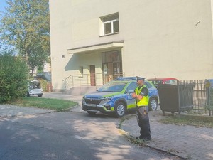 Zdjęcie przedstawia policjantów w rejonie szkoły