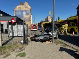 Zdjęcie przedstawia miejsce wypadku na ulicy Katowickiej na której widać uczestniczące pojazdy oraz wóź straży pożarnej