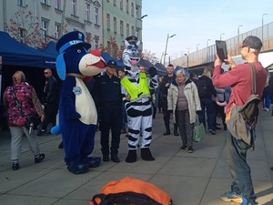 Zdjęcie przedstawia maskotkę Policji oraz chorzowskiej Straży Miejskiej