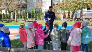 Zdjęcie przedstawia policjanta podczas prelekcji