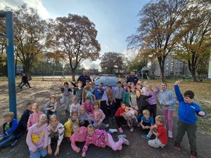 Grupowe zdjęcie policjantów z dziećmi