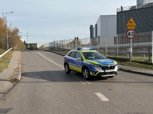 Na zdjęciu policyjny radiowóz otwierający bieg.