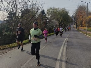 Na zdjęciu uczestnik uczestnicy biegu.