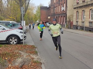 Na zdjęciu policjant z naszej komendy biorący udział w biegu.