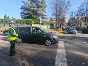 Na zdjęciu policjant nadzorujący ruch na przycmentarnym skrzyżowaniu.