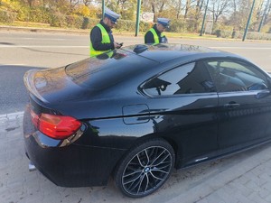 Na zdjęciu policjanci drogówki podczas kontroli drogowej