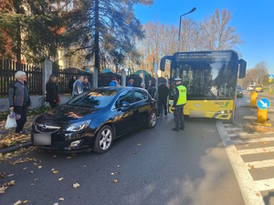 Na zdjęciu samochód osobowy, który zablokował możliwość przejazdu stojącego za nim autobusu.