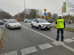 Na zdjęciu policjant kierujący ruchem.