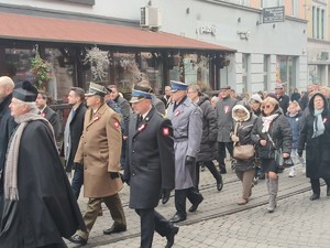 Na zdjęciu przedstawiciele służb mundurowych podczas przemarszu.