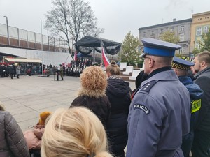 Na zdjęciu policjant podczas apelu na rynku.