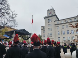 Na zdjęciu orkiestra górnicza na tle masztu z flagą.