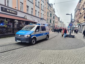 Na zdjęciu radiowóz zabezpieczający przemarsz.