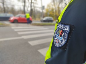 Na zdjęciu ramię policjanta z naszywką chorzowskiego wydziału ruchu drogowego.