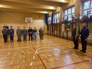 Na zdjęciu klasa mundurowa i dwójka policjantów ze sztandarem.