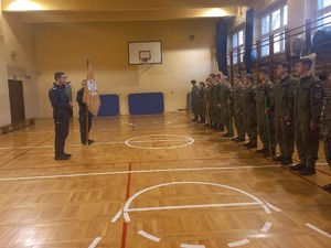 Na zdjęciu klasa mundurowa i dwójka policjantów ze sztandarem.