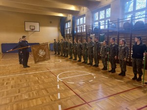 Na zdjęciu klasa mundurowa i dwójka policjantów ze sztandarem.