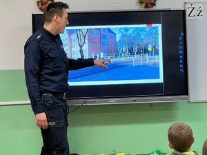 Zdjęcie policjanta podczas prezentacji filmu.