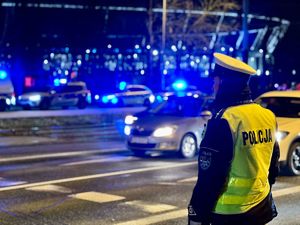 Na fotografii widoczni są policjanci kierujący ruchem.