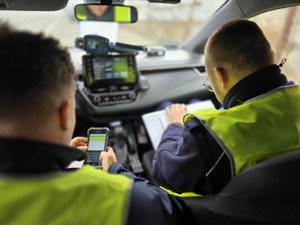 Na zdjęciu policjanci w radiowozie.