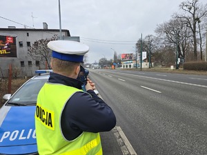 Na zdjęciu policjant kontrolujący prędkość kierowców