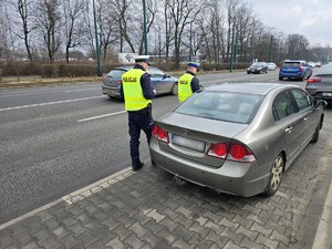 Na zdjęciu policjanci podczas kontroli drogowej