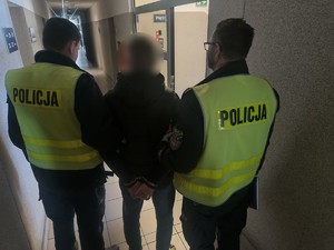 Na zdjęciu zatrzymany mężczyzna w towarzystwie dwóch policjatów