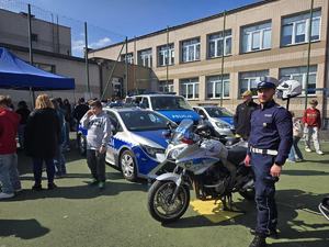 Na zdjęci policjant chorzowskiej drogówki oraz policyjne pojazdy