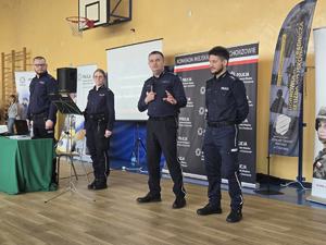 Na zdjęciu czworo policjantów