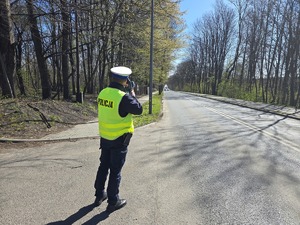 Na zdjęciu policjant kontrolujący prędkość