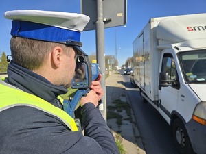 Na zdjęciu policjant kontrolujący prędkość