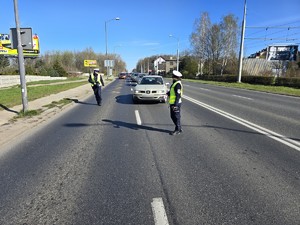 Na zdjęciu policjanci zatrzymujący samochód do kontroli